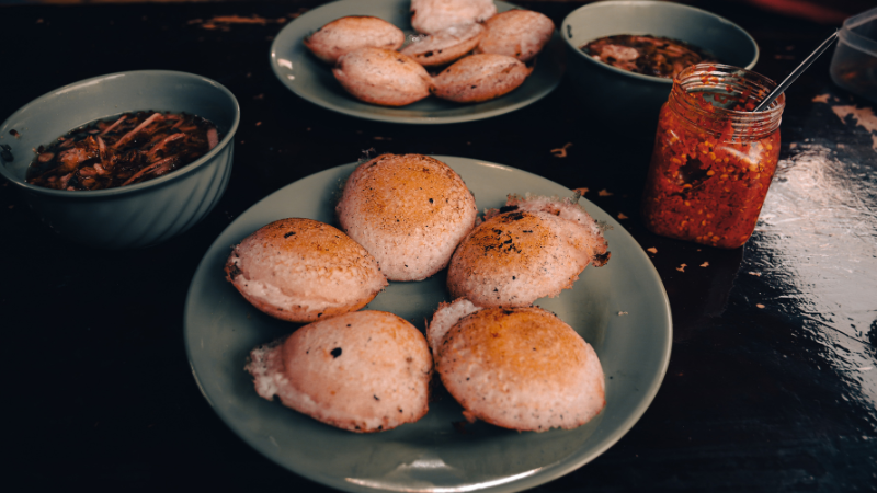 Quán bánh căn đông khách du lịch tại Nha Trang