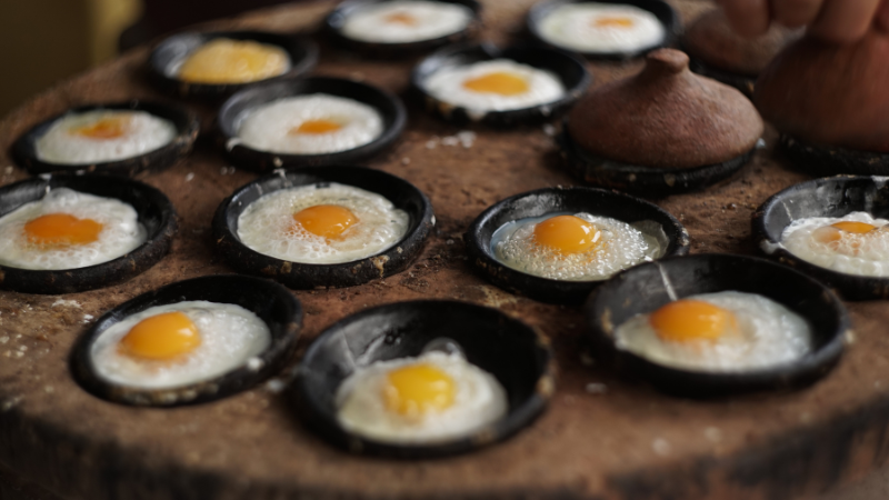 Quán bánh căn nổi tiếng với những chiếc bánh to tròn