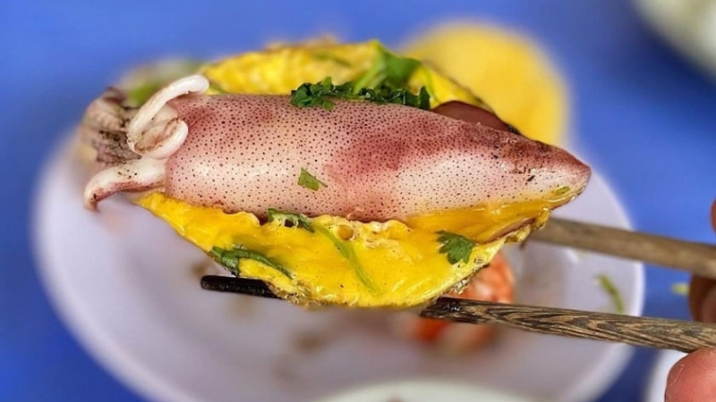 Quán bánh căn với đa dạng nước chấm