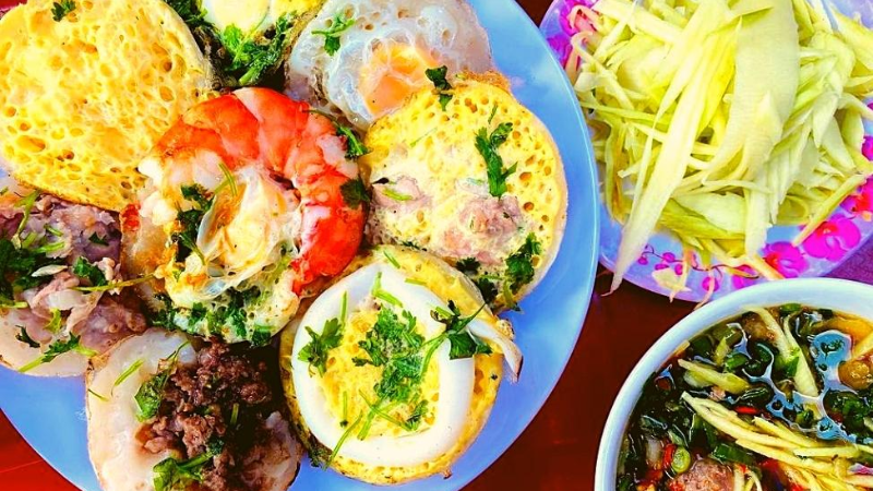 Vừa thưởng thức bánh căn vừa ngắm Tháp Bà