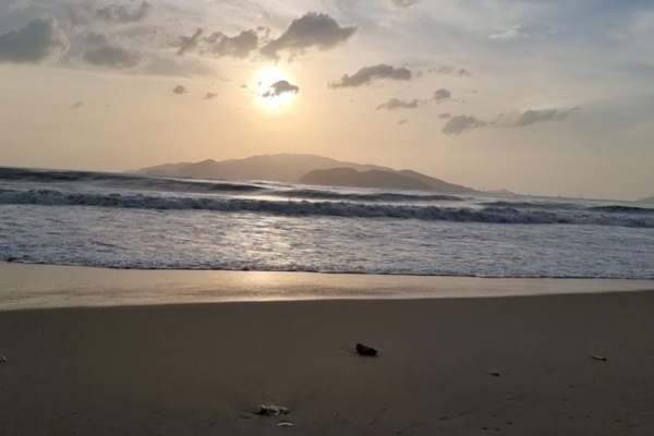 Khoảnh khắc đẹp nhất trong ngày tại bãi biển 