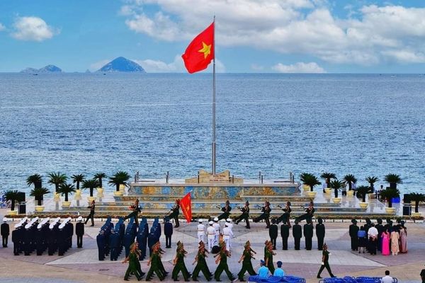 Tham dự lễ chào cờ tại Nha Trang là cơ hội để hiểu rõ hơn về lịch sử, truyền thống 