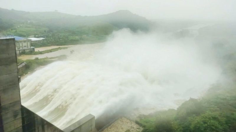 Hồ Sông Cái đang vận hành, đang mở 5 cửa van điều tiết lũ