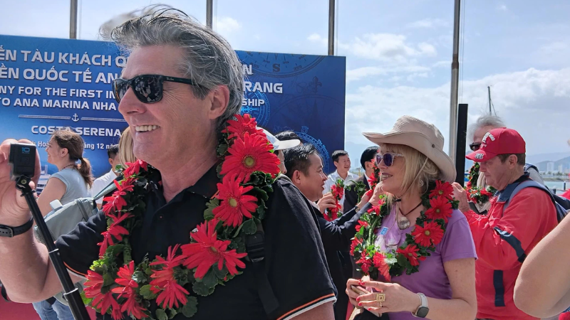 Khách du lịch quốc tế nhận hoa tiếp đón khi đến Nha trang