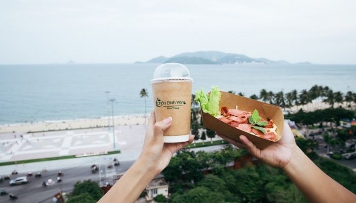 Việc dành thời gian tại những quán cà phê sát biển giúp chuyến du lịch trở nên trọn vẹn và thư giãn hơn.