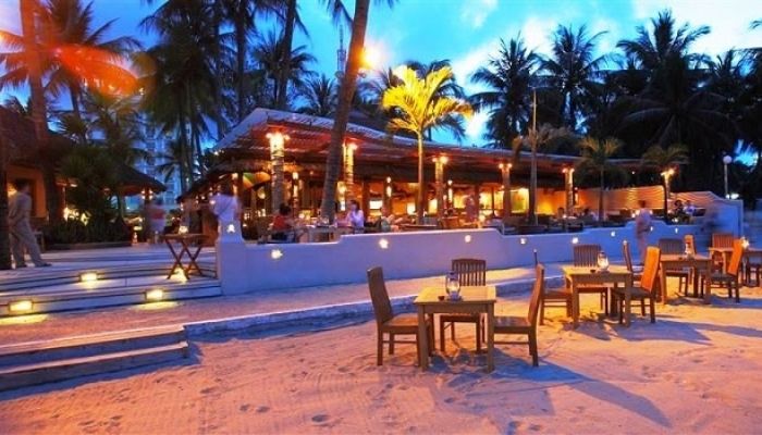 Những quán cà phê nằm sát biển không chỉ mang đến không gian thư giãn mà còn giúp du khách tận hưởng trọn vẹn vẻ đẹp của biển Nha Trang