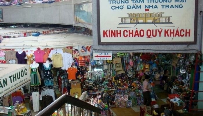 Các mặt hàng được bày bán đa dạng, nhiều mức giá, phù hợp cho cả khách mua lẻ lẫn mua số lượng lớn.