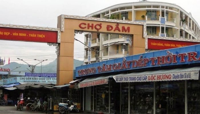 Chợ Đầm Nha Trang tọa lạc ngay trung tâm thành phố, thuộc phường Vạn Thạnh