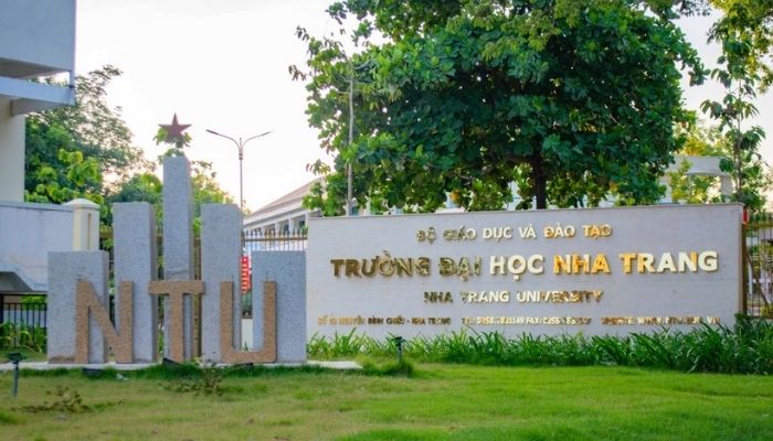 Thành phố này là nơi tập trung nhiều trường đại học, cao đẳng như Đại học Nha Trang