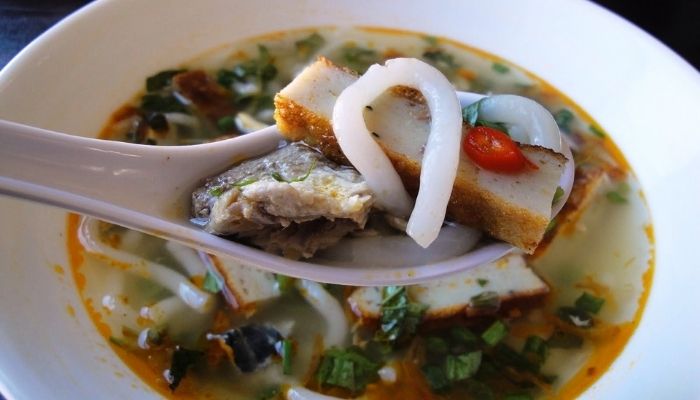 Các món quen thuộc như bún cá, bánh canh chả cá, cơm gà, bánh mì, ốc vỉa hè… có giá chỉ từ 15.000 – 30.000 đồng.