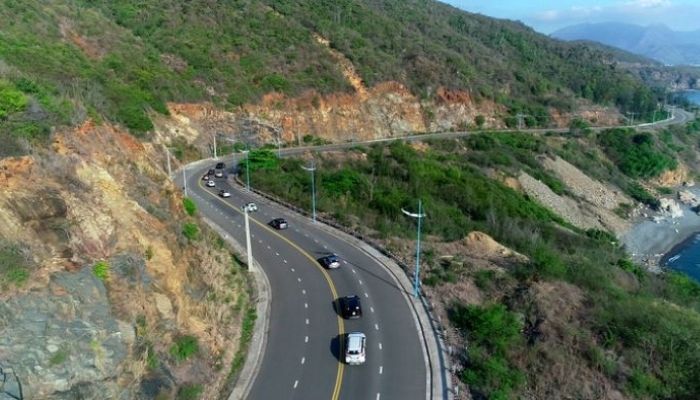 Đèo Lương Sơn nổi tiếng với cung đường biển đẹp. 