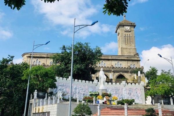 Nhà thờ đá Nha Trang – Biểu tượng tôn giáo & văn hóa giữa lòng phố biển