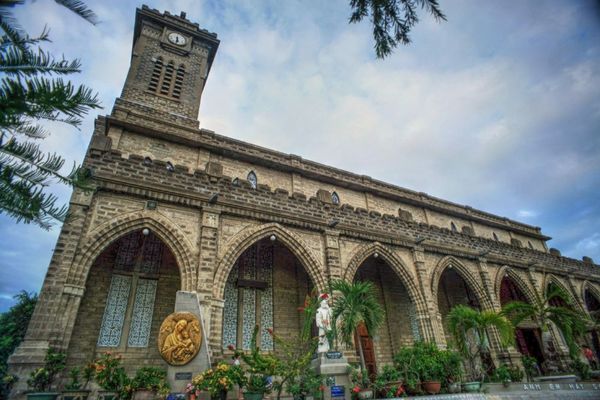 Kiến trúc độc đáo của Nhà thờ đá Nha Trang