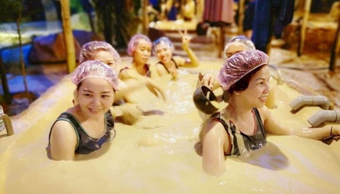 Trải nghiệm tắm bùn khoáng đang dần trở thành lựa chọn được nhiều du khách